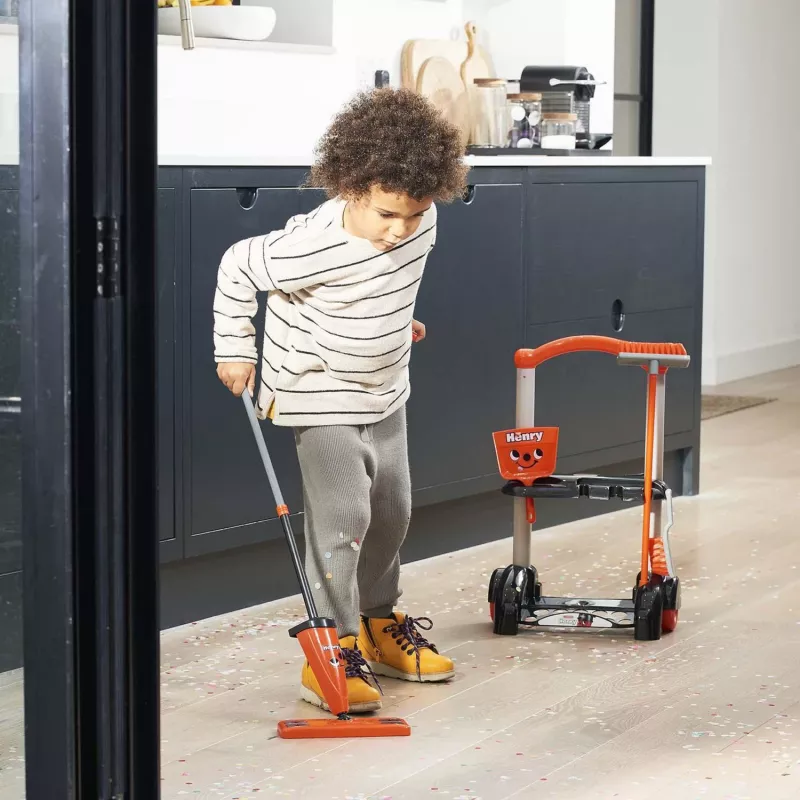 Carrito de limpieza infantil CASDON Henry, rojo – juguete de hogar para juego de roles