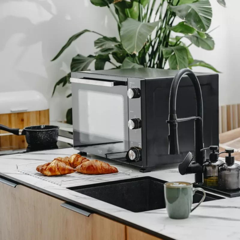 Horno eléctrico Adler AD 6028 — 60 l, 2000 W, independiente, mandos giratorios, asador giratorio, máx. 230 °C, negro