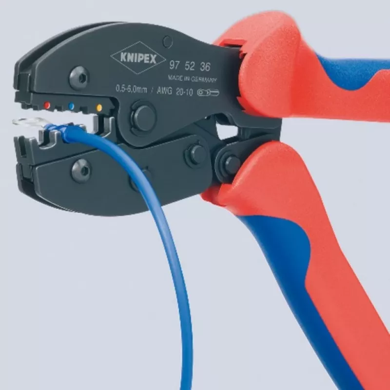 Alicate de crimpar Knipex PreciForce modelo 975236 SB — mangos aislados en negro, azul y rojo