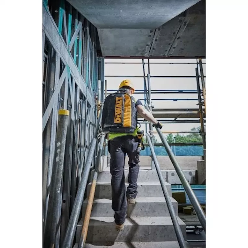 Mochila portaherramientas DeWalt DWST81690-1 con varios compartimentos