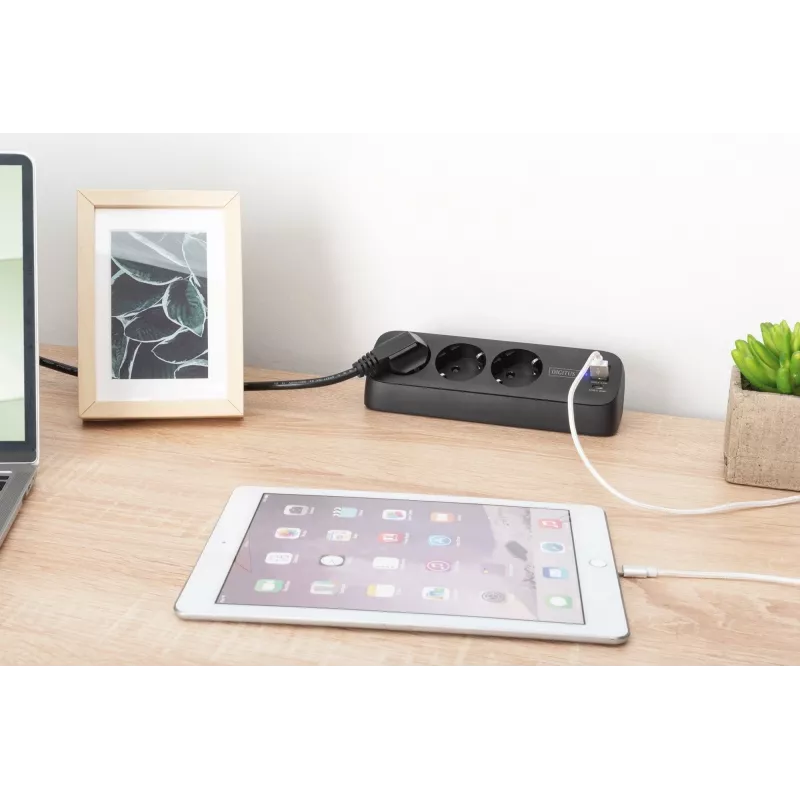 Regleta de enchufes DIGITUS 3 tomas con 2×USB-A y 1×USB-C, 3 tomas AC tipo E/F, cable de 1,5 m, negra
