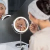 Espejo de maquillaje de pie Medisana CM 844 control táctil LED, aumento 7×, batería integrada de 1000 mAh, luz tricolor regulable