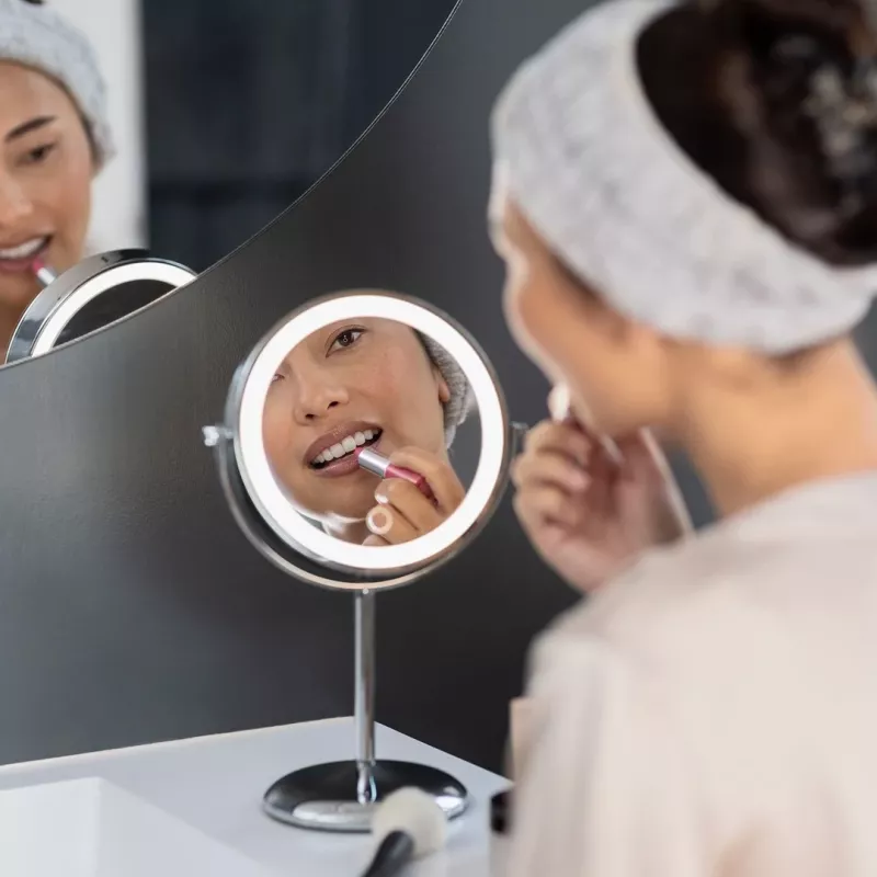 Espejo de maquillaje de pie Medisana CM 844 control táctil LED, aumento 7×, batería integrada de 1000 mAh, luz tricolor regulable