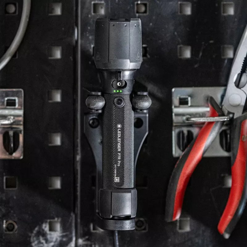 Linterna de mano LED Ledlenser P7R Pro negra