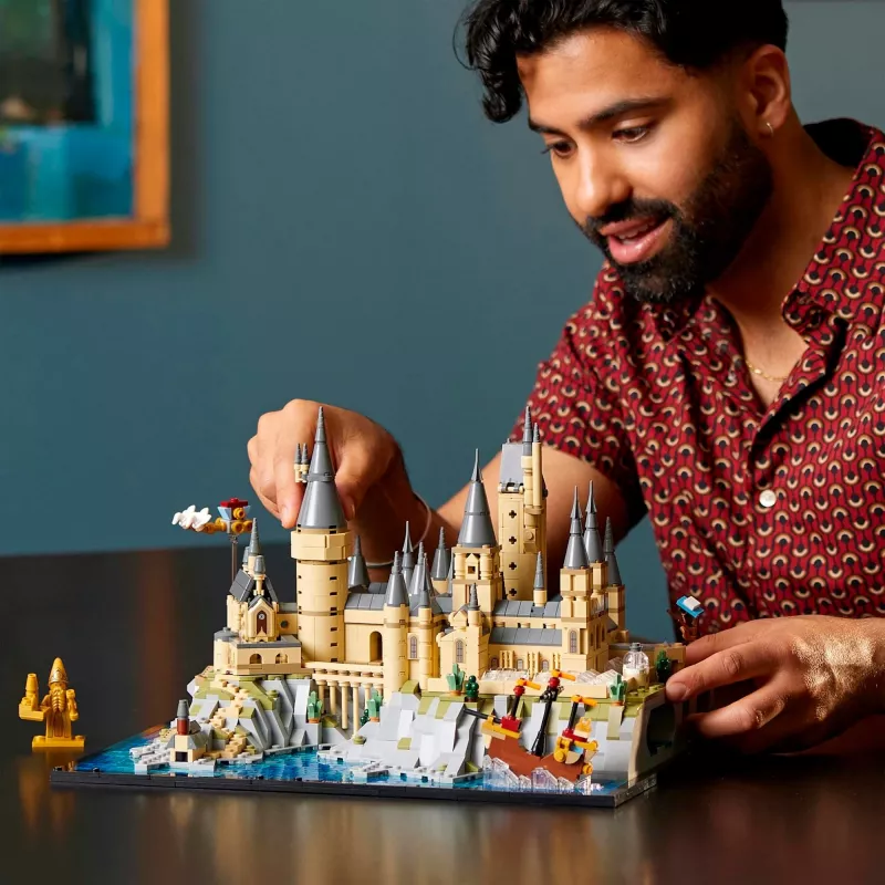 LEGO 76419 Castillo de Hogwarts y terrenos de Harry Potter, gran set para adultos con escenarios icónicos: Gran Comedor, Cámara de los Secretos y más, San Valentín