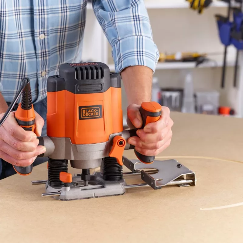 Fresadora Router/Trimmer Black & Decker KW1200EKA-QS — fresadora compacta con ajustes de profundidad regulables, diseño ergonómico