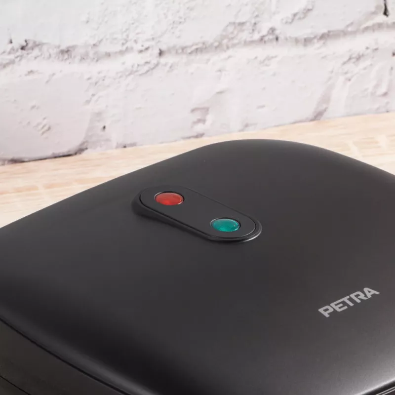Parrilla eléctrica Petra PT4366MBLKVDE negra con recubrimiento antiadherente y temperatura ajustable