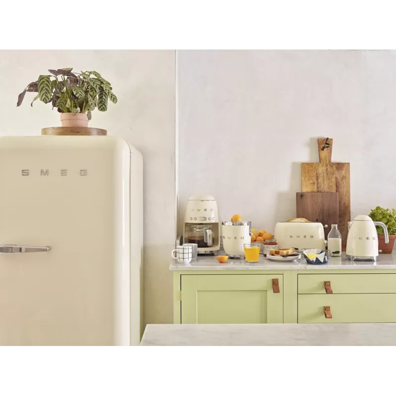 Hervidor Smeg 1.7L 2400W crema