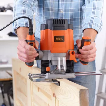Fresadora Router/Trimmer Black & Decker KW1200EKA-QS — fresadora compacta con ajustes de profundidad regulables, diseño ergonómico