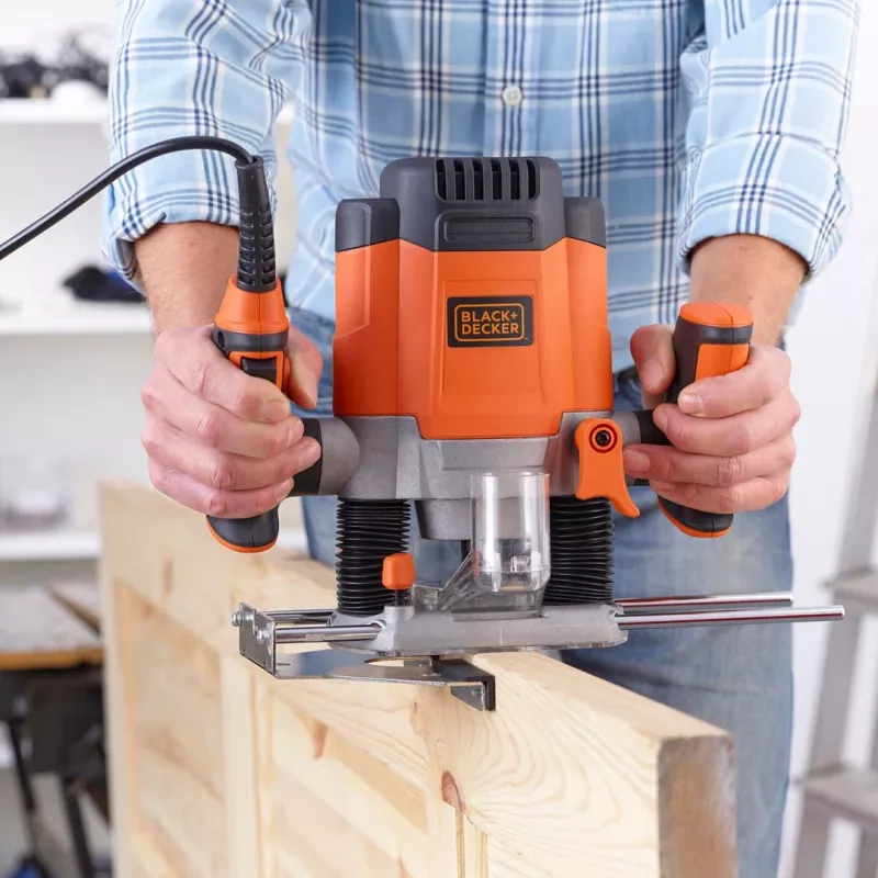Fresadora Router/Trimmer Black & Decker KW1200EKA-QS — fresadora compacta con ajustes de profundidad regulables, diseño ergonómico