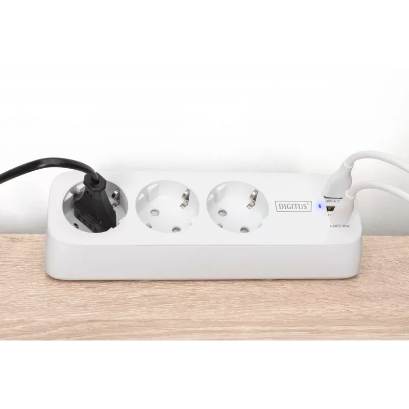 Regleta de enchufes DIGITUS 3 tomas con 2×USB-A y 1×USB-C, 3 tomas de CA tipo E/F, cable de 1,5 m, blanca