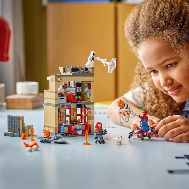 LEGO Marvel set 76317 apartamento de Peter Parker con minifigura de Spider-Man