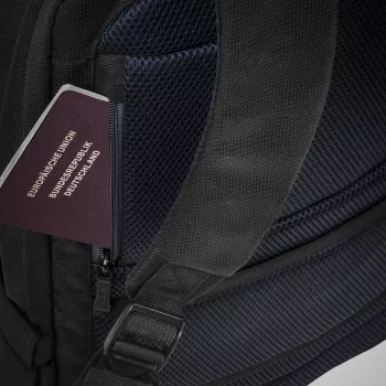 Mochila Rivacase Tegel 8460 negra poliéster