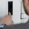 Qoltec 52448 cerradura con código TITAN con lector de huellas | RFID | BT 4.0 | código | tarjeta | llavero | timbre | IP68 | EM