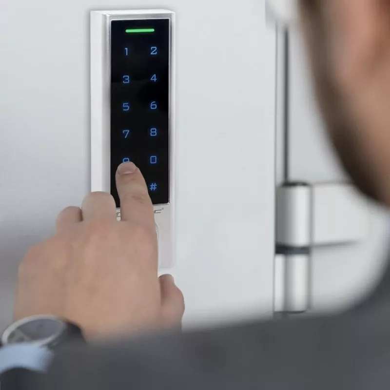 Qoltec 52448 cerradura con código TITAN con lector de huellas | RFID | BT 4.0 | código | tarjeta | llavero | timbre | IP68 | EM