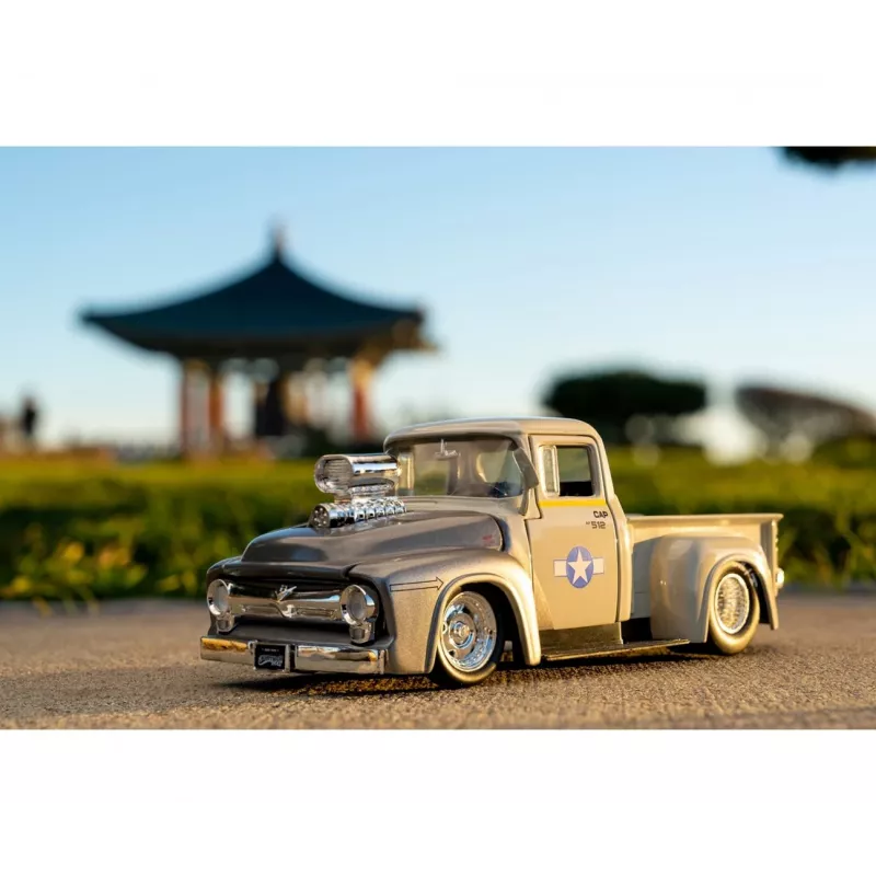 Jada Toys Street Fighter Ford Pickup 1956 1:24