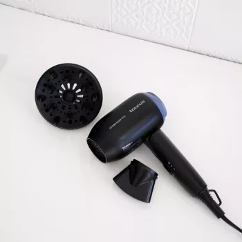 Secador de pelo Taurus Studio Glow 1500 — 1400 W, 3 niveles de calor, 2 velocidades, plegable, colgable, negro