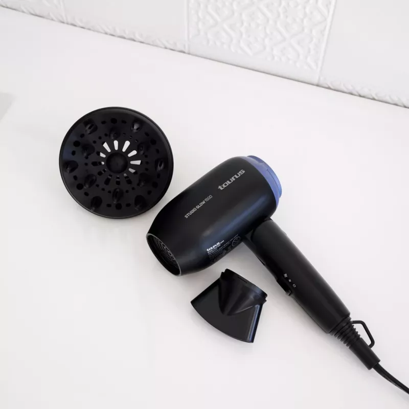 Secador de pelo Taurus Studio Glow 1500 — 1400 W, 3 niveles de calor, 2 velocidades, plegable, colgable, negro