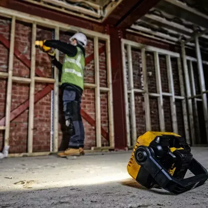 Lámpara de trabajo independiente DeWalt DCL077-XJ, 2000 lm, IP54, inalámbrica (batería no incluida)