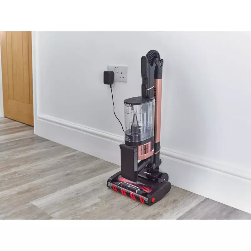 Aspirador de escoba 2 en 1 Shark Stratos, sin bolsa, a batería, 60 min. de autonomía, cepillo motorizado, boquilla para juntas, base de carga