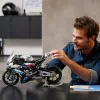Modelo de moto LEGO Technic BMW M1000RR 42130 con motor detallado y suspensión funcional