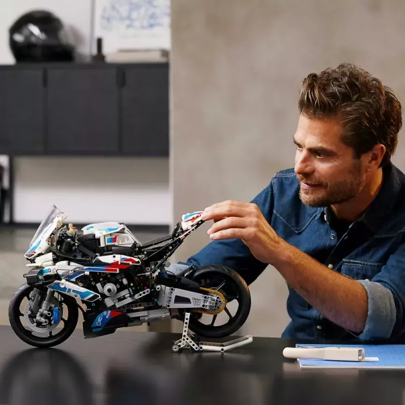 Modelo de moto LEGO Technic BMW M1000RR 42130 con motor detallado y suspensión funcional