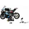Modelo de moto LEGO Technic BMW M1000RR 42130 con motor detallado y suspensión funcional