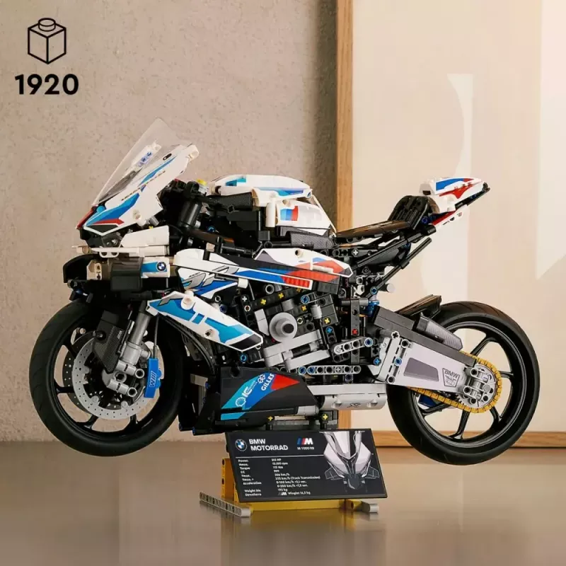 Modelo de moto LEGO Technic BMW M1000RR 42130 con motor detallado y suspensión funcional