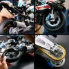 Modelo de moto LEGO Technic BMW M1000RR 42130 con motor detallado y suspensión funcional