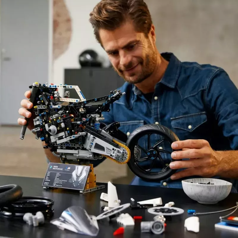 Modelo de moto LEGO Technic BMW M1000RR 42130 con motor detallado y suspensión funcional
