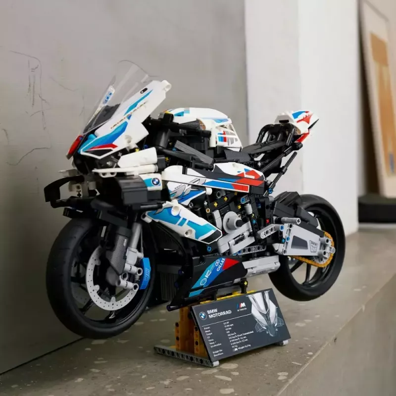 Modelo de moto LEGO Technic BMW M1000RR 42130 con motor detallado y suspensión funcional
