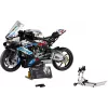 Modelo de moto LEGO Technic BMW M1000RR 42130 con motor detallado y suspensión funcional