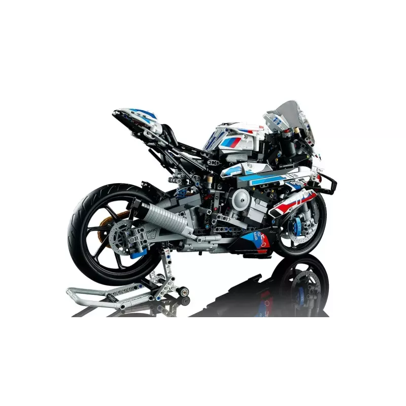 Modelo de moto LEGO Technic BMW M1000RR 42130 con motor detallado y suspensión funcional