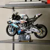 Modelo de moto LEGO Technic BMW M1000RR 42130 con motor detallado y suspensión funcional