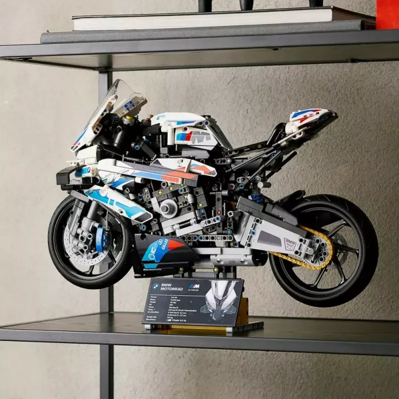 Modelo de moto LEGO Technic BMW M1000RR 42130 con motor detallado y suspensión funcional