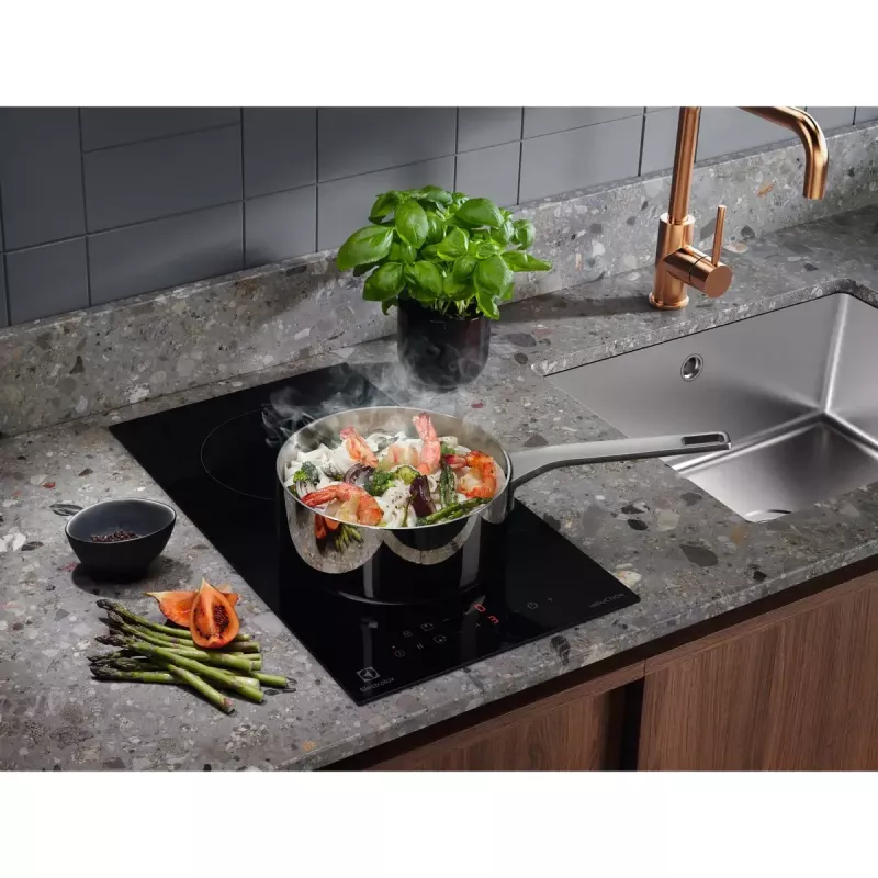 Placa de inducción Electrolux LIT30230C — 2 zonas de empotrar, 29 cm de ancho, negra, control táctil, zonas de 210/145 mm
