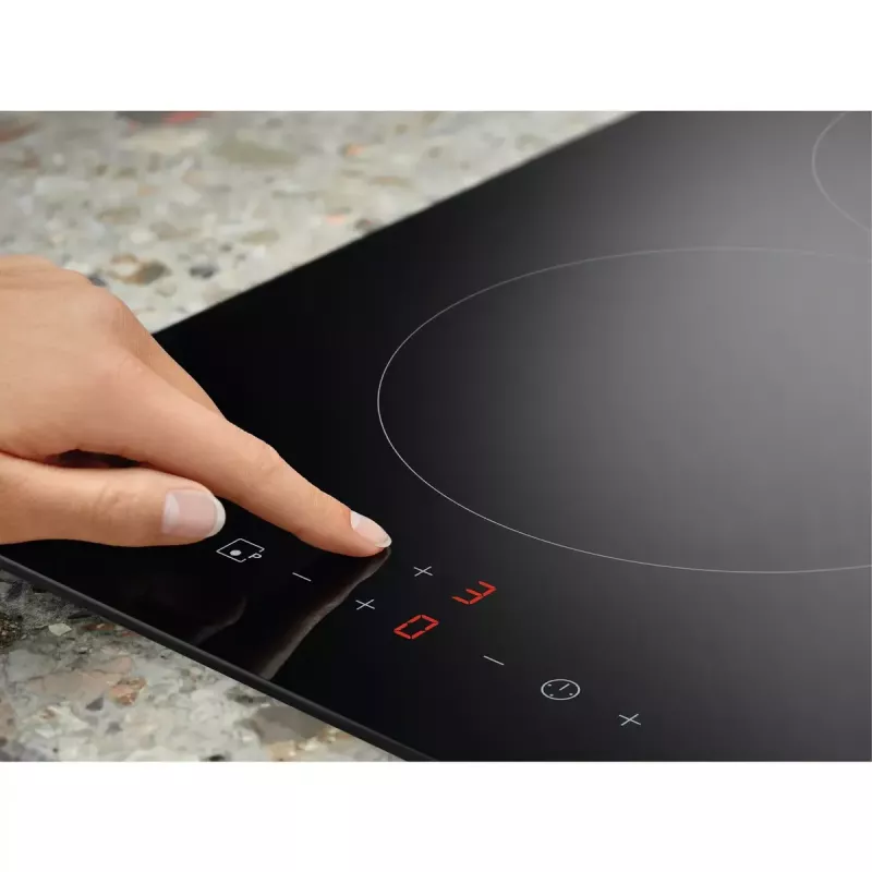 Placa de inducción Electrolux LIT30230C — 2 zonas de empotrar, 29 cm de ancho, negra, control táctil, zonas de 210/145 mm
