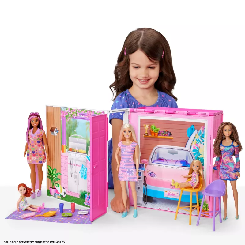 Casa de muñecas Barbie Getaway con muñeca, 4 zonas de juego y 11 accesorios de decoración