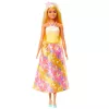 Barbie A Touch of Magic Muñeca Royal con cabello con mechas claras, falda con estampado de mariposas y accesorios
