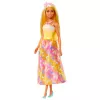 Barbie A Touch of Magic Muñeca Royal con cabello con mechas claras, falda con estampado de mariposas y accesorios