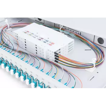 Caja de empalme de fibra óptica DIGITUS con tapa deslizante, 1U, equipada con 24x LC dúplex, incl. racor M 25, cassette de empalme OM3 pigtails de colores, adaptador