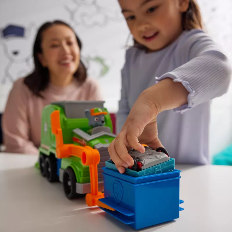 PAW Patrol: Crush N’ Roll Camión de reciclaje con figura de acción Rocky y vehículo compactador transformable, juguete para niños y niñas a partir de 3 años