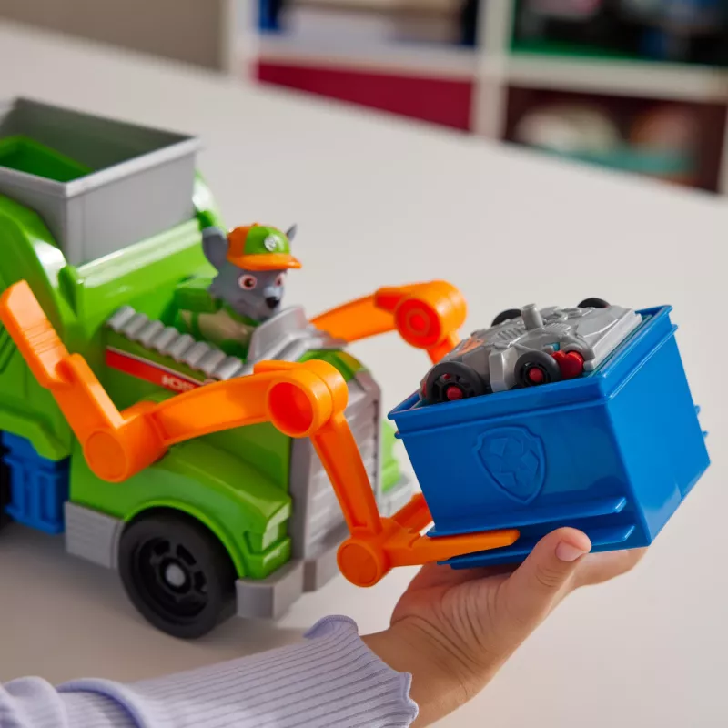 PAW Patrol: Crush N’ Roll Camión de reciclaje con figura de acción Rocky y vehículo compactador transformable, juguete para niños y niñas a partir de 3 años