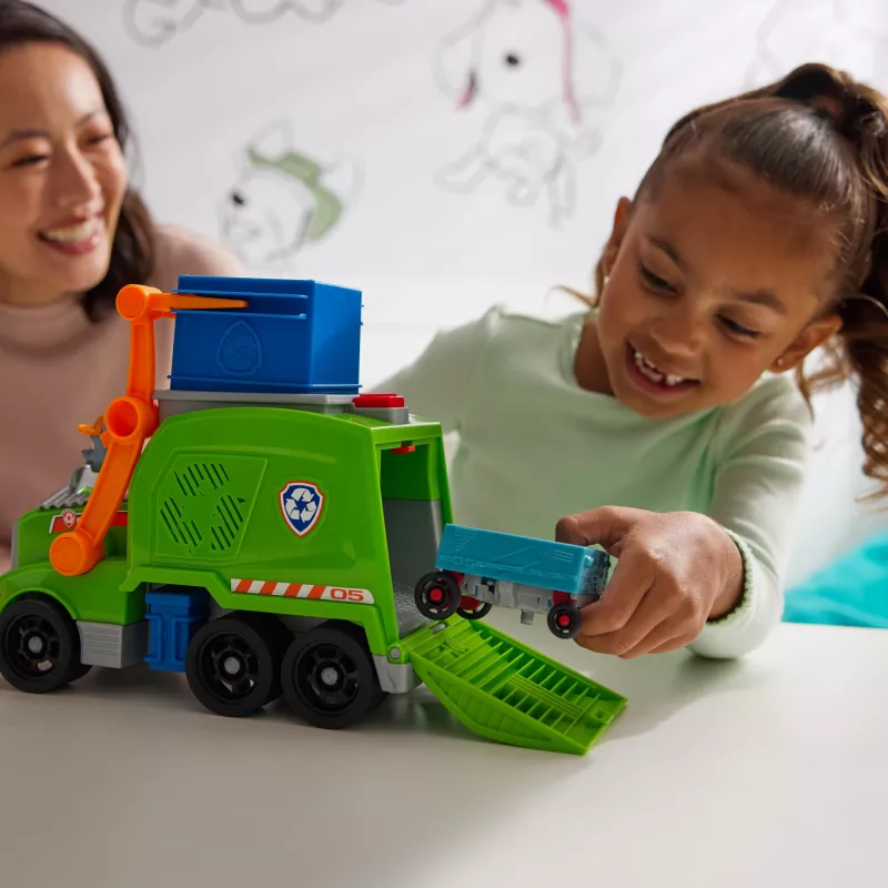 PAW Patrol: Crush N’ Roll Camión de reciclaje con figura de acción Rocky y vehículo compactador transformable, juguete para niños y niñas a partir de 3 años