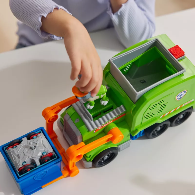 PAW Patrol: Crush N’ Roll Camión de reciclaje con figura de acción Rocky y vehículo compactador transformable, juguete para niños y niñas a partir de 3 años