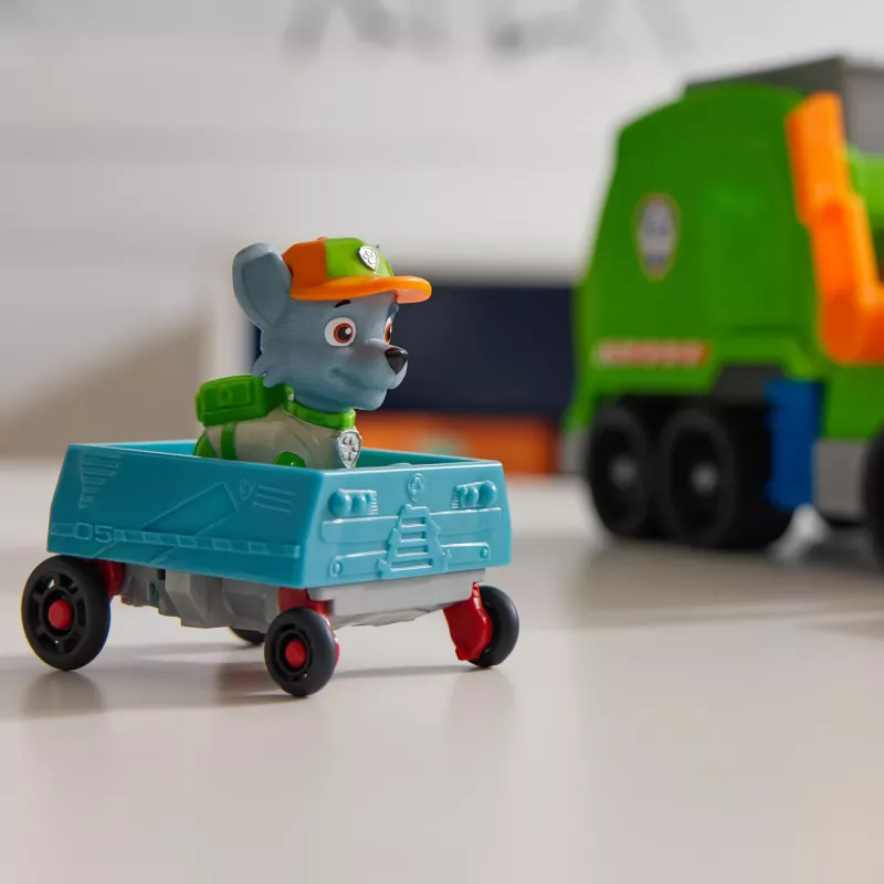 PAW Patrol: Crush N’ Roll Camión de reciclaje con figura de acción Rocky y vehículo compactador transformable, juguete para niños y niñas a partir de 3 años