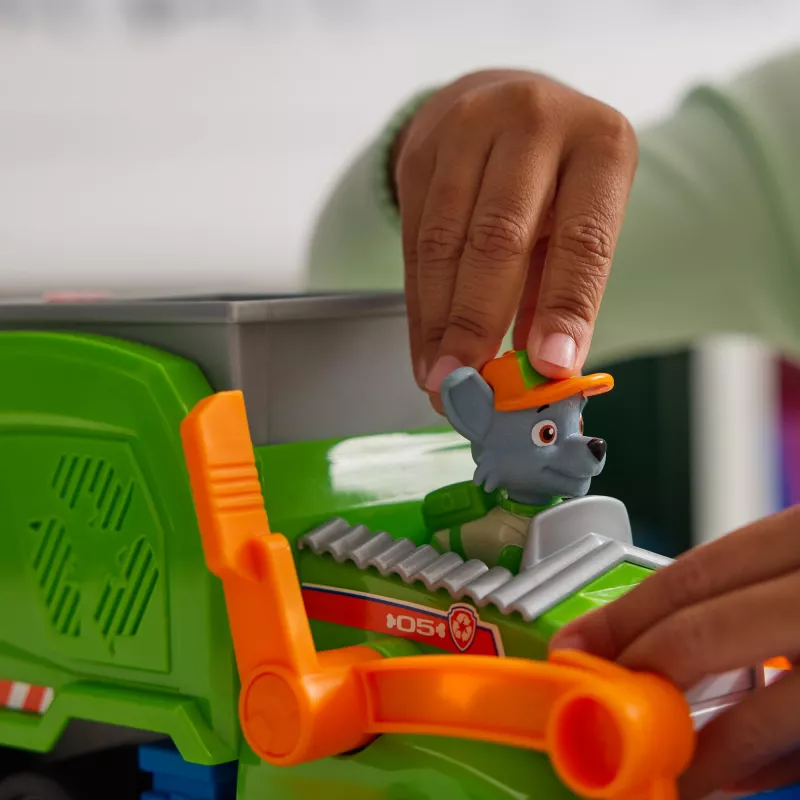 PAW Patrol: Crush N’ Roll Camión de reciclaje con figura de acción Rocky y vehículo compactador transformable, juguete para niños y niñas a partir de 3 años
