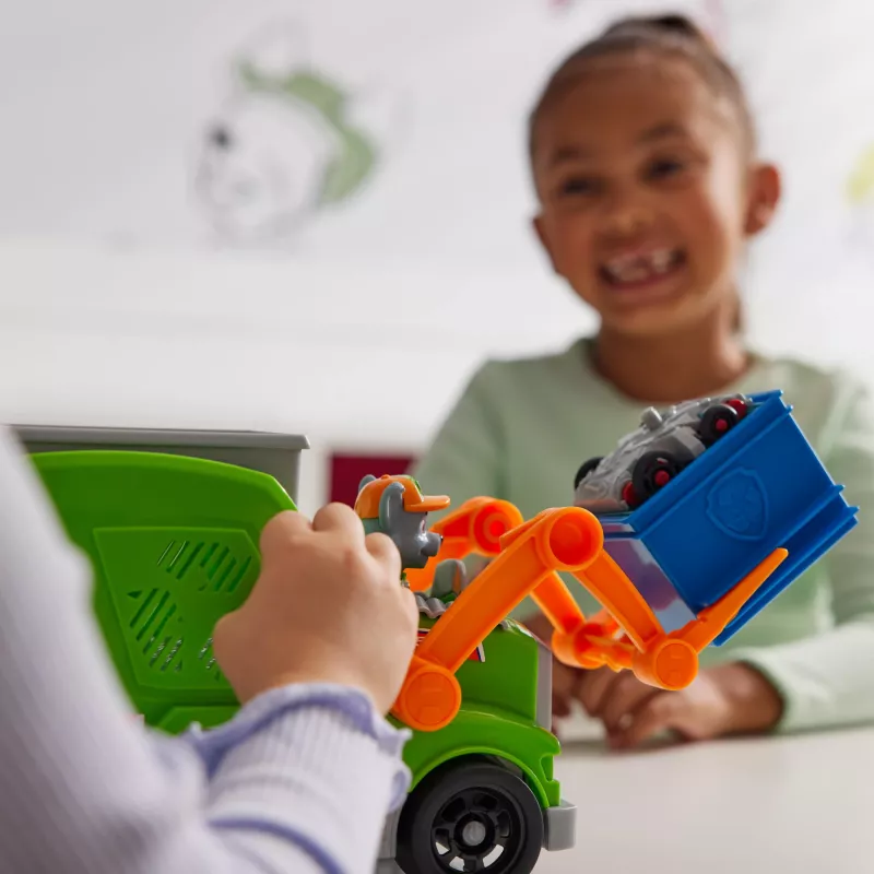 PAW Patrol: Crush N’ Roll Camión de reciclaje con figura de acción Rocky y vehículo compactador transformable, juguete para niños y niñas a partir de 3 años
