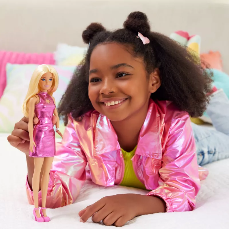 Muñeca Barbie Fashionistas n.º 230 con minivestido rosa metalizado y escote en forma de corazón, pelo rubio