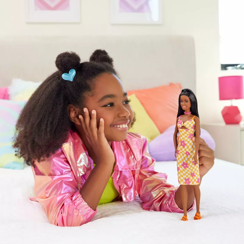 Muñeca Barbie Fashionistas n.º 233 con midivestido de flores a cuadros, pelo negro